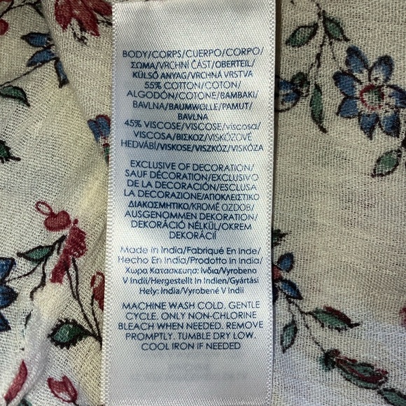 Woman’s Chaps pull over, tie flowered top with beautiful detail. Size M - Picture 5 of 5